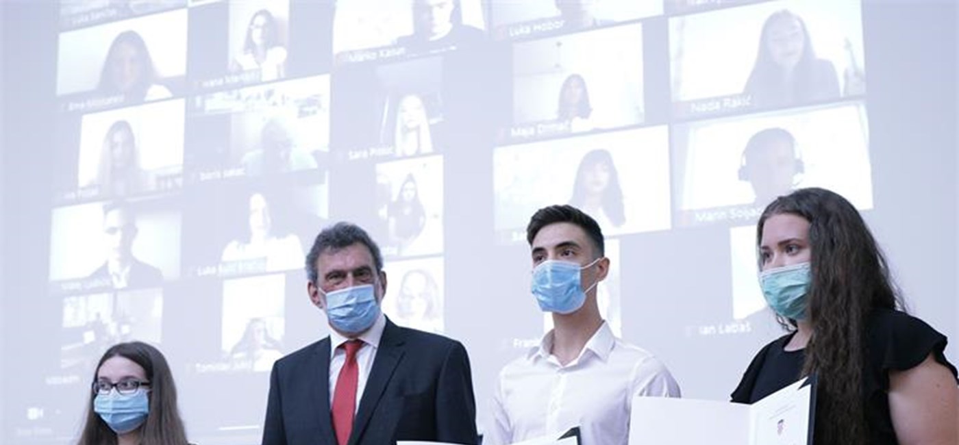 Ministar Fuchs uručio nagrade najboljima od najboljih među maturantima